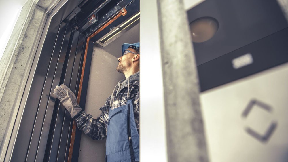 Revisión y diagnóstico técnico de ascensores y escaleras mecánicas en Cerber Lift